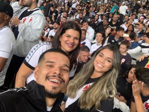 Arthur, namorada e mãe no estádio